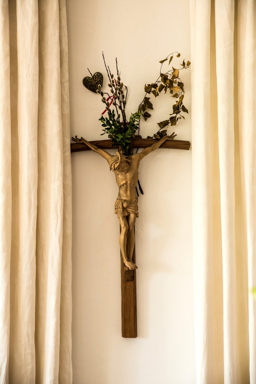 Jesus-Kreuz hängt in Verwaltungsgebäude