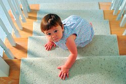 Baby, 9 Monate, steigt Treppen. Baby, 9 Monate, steigt Treppen.