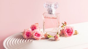 Duftet wie eine Blumenwiese: Dieses blumig-frische Parfum darf im Sommer nicht fehlen