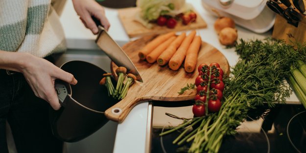 Biotonne reinigen leicht gemacht: Diese Methode spart Zeit und Nerven