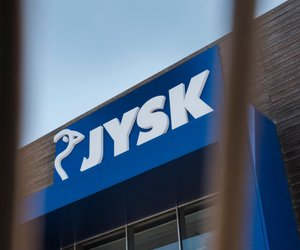 Verleihe&#x20;deinem&#x20;Raum&#x20;den&#x20;Clean-Girl-Look&#x3A;&#x20;Mit&#x20;dem&#x20;Schn&#x00E4;ppchen-Kissenbezug&#x20;von&#x20;Jysk&#x20;in&#x20;Beige