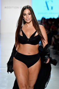 Ashley Graham zeigt, wie sexy Kurven sind! Ashley Graham zeigt, wie sexy Kurven sind!