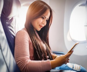 6 Tipps, mit denen du Flugzeug-Akne verhinderst