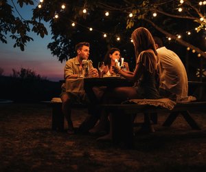 Diese LED-Echtwachs-Fackeln von Tchibo sorgen für pure Romantik in deinem Garten