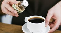 Schmeckt Salz im Kaffee besser als Zucker?