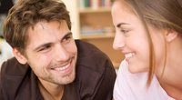 Verschmitztes Lächeln: Ist das ein Flirtsignal?