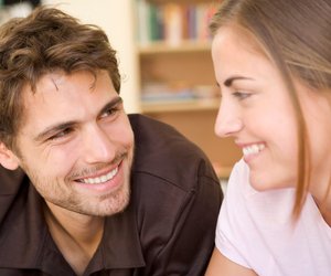 Verschmitztes Lächeln: Ist das ein Flirtsignal?