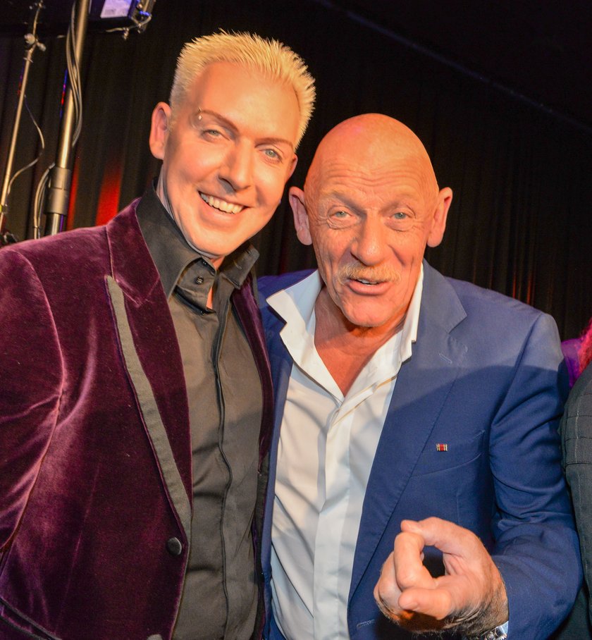 Joe Bausch, JVA Arzt und Schauspieler,re., und HP Baxxter , stehen  am Mittwoch, 07.06.2017,in der Stadthalle in Werl.  Der Enser Galerist Heinrich Walentowski bekam den Werler Siederpreis. Zahlreiche Prominente folgten seiner Einladung und nahmen an der Feierstunde teil. Foto: Thomas Nitsche - Funke Foto Services