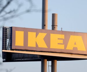 Gute Laune im Badezimmer: Die farbenfrohe Badematte mit Blumenmuster von Ikea