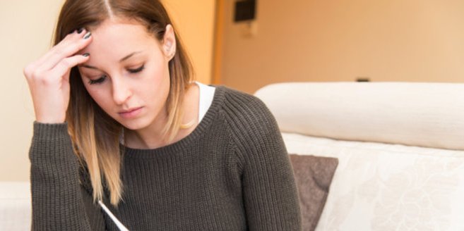Schwangerschaftstest negativ: traurige Frau mit Schwangerschaftstest Schwangerschaftstest negativ: traurige Frau mit Schwangerschaftstest