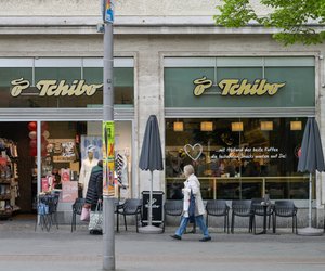 Der Hingucker für die Wand von Tchibo: Der Wandschrank mit schickem Riffelglas