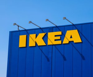 Der praktische Hocker von Ikea bringt Komfort und Stauraum auf den Balkon