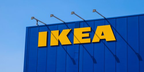 Der vielseitige Hocker von Ikea kombiniert Bequemlichkeit und Stauraum auf dem Balkon