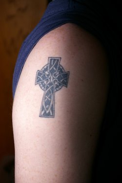 Arm kreuz männer tattoos Tattoo Männer