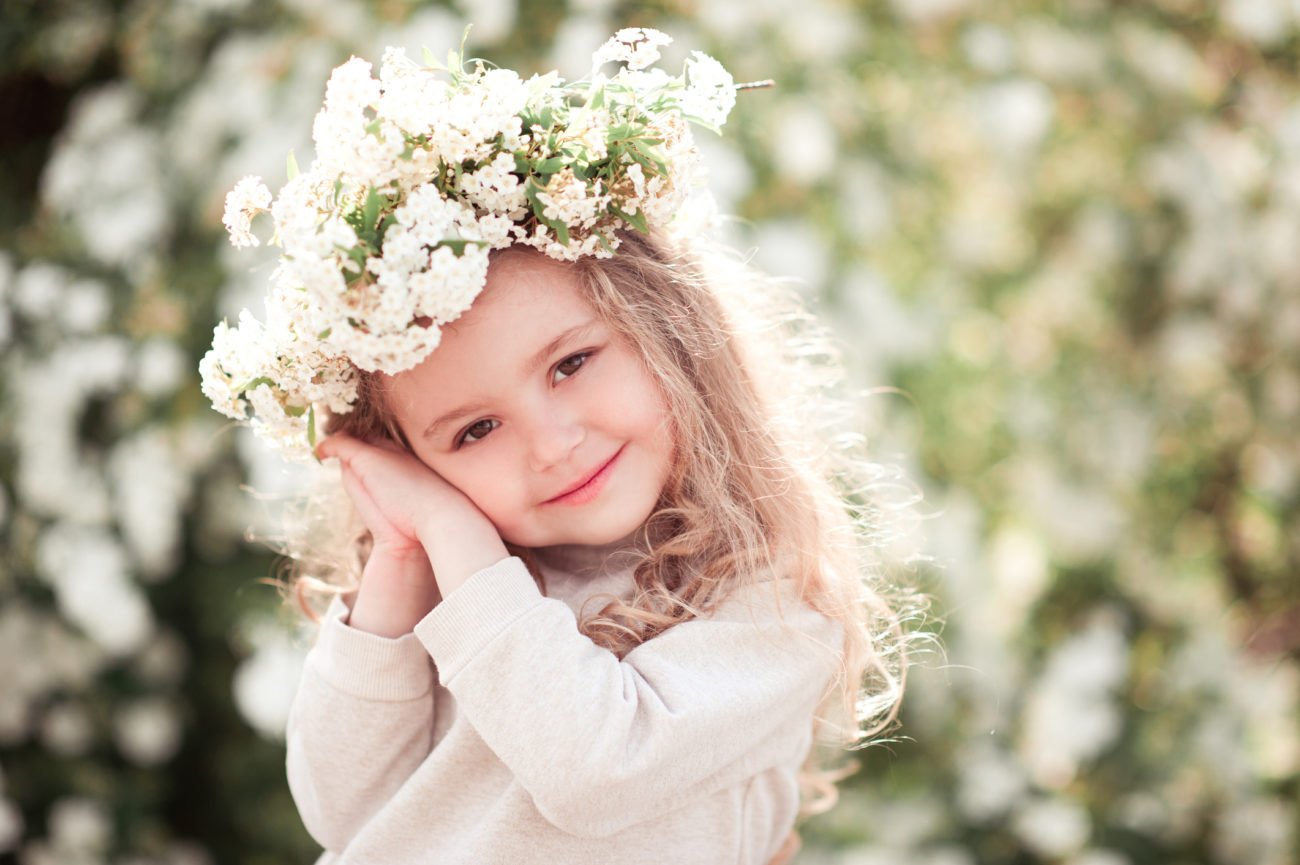 Mädchen mit Blumenkranz Mädchen mit Blumenkranz