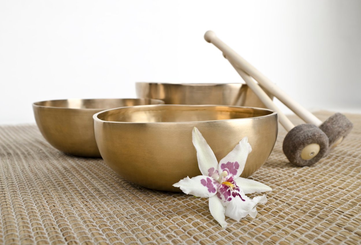 Klangmassage mit tibetischen Klangschalen Klangmassage mit tibetischen Klangschalen