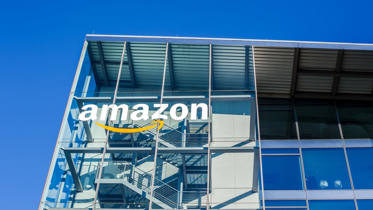 Amazon bietet dir ein kühlendes Spannbettlaken für den Sommer.