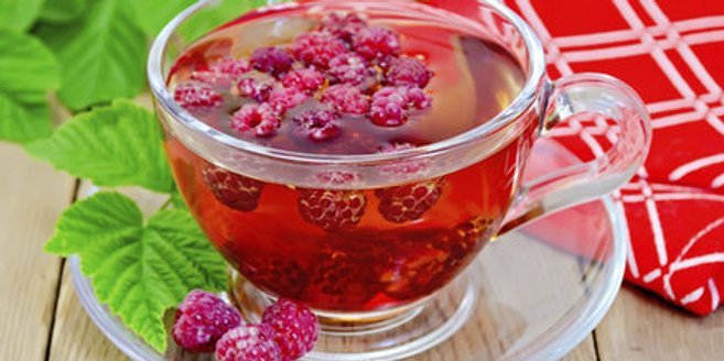 Himbeerblättertee mit Himbeeren. Himbeerblättertee mit Himbeeren.