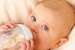 Baby, 3 Monate, trinkt Milch.