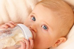 Baby, 3 Monate, trinkt Milch. Baby, 3 Monate, trinkt Milch.