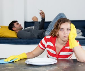 Sind Frauen selbst schuld, wenn sie mehr putzen?