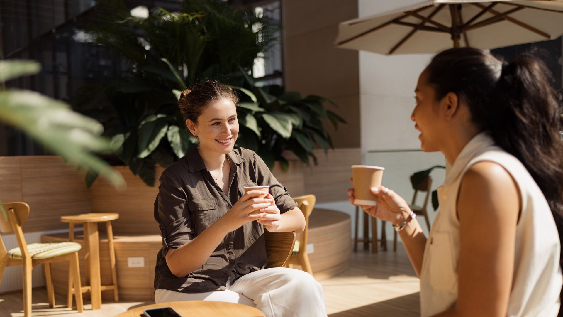 Schluss mit peinlichen Pausen: 7 Sätze, mit denen du jeden unangenehmen