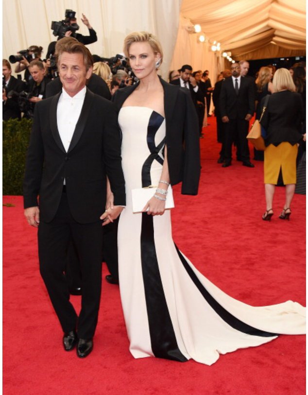 Charlize Theron und Sean Penn zeigten sich beim Met Ball als Paar Charlize Theron und Sean Penn zeigten sich beim Met Ball als Paar