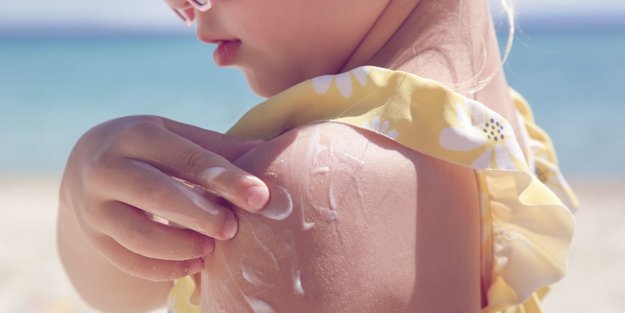 Die günstigen schlagen alle: Das sind die besten Sonnencremes für Kinder laut Öko Test