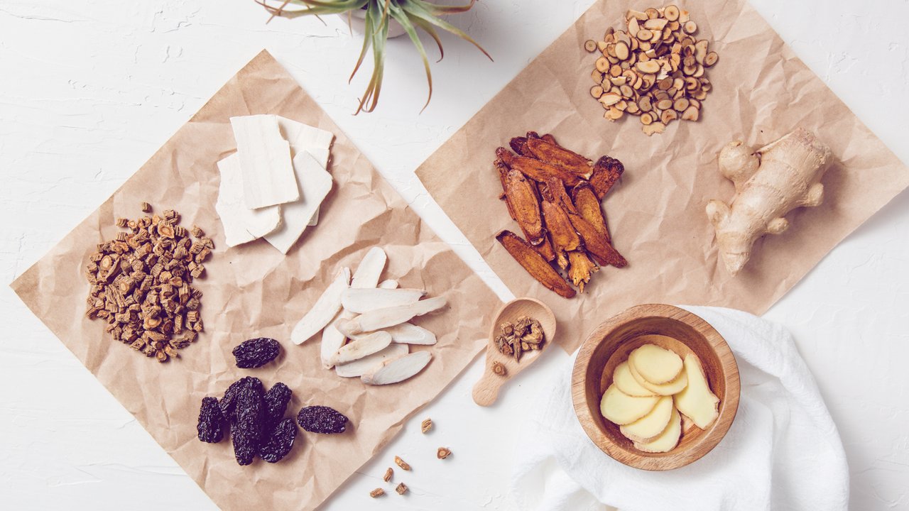 This Traditional Chinese Medicine (TCM) herbal formula is known as "Ge Geng Tang," a classic recipe used for treating the common cold and flu. Ingredients include magnolia bark, Chinese almonds, fresh ginger, and black dates.