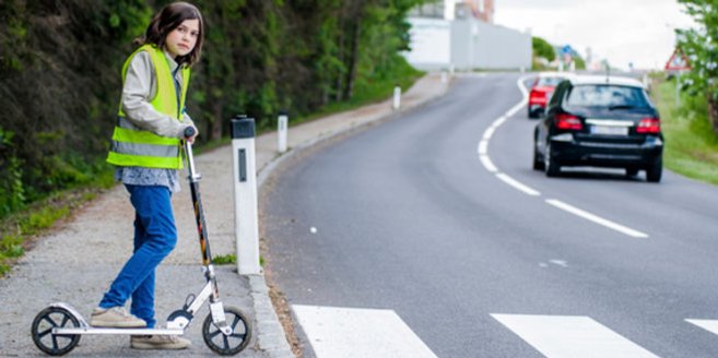 Verkehrsregeln: Kind auf Roller Verkehrsregeln: Kind auf Roller