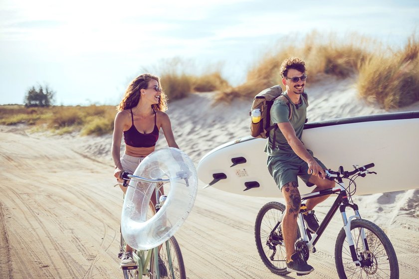 Paar, das mit Fahrrad zum Strand fährt