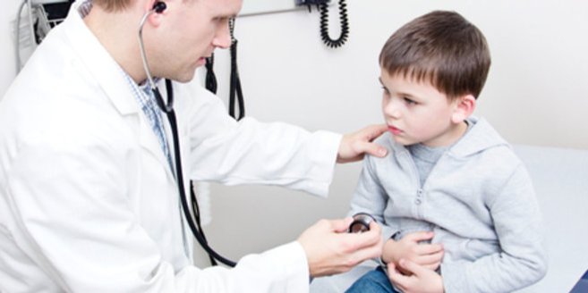 Wilms-Tumor: Arzt untersucht Jungen Wilms-Tumor: Arzt untersucht Jungen