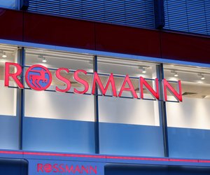 Anzeichen der Hautalterung kaschieren: Mit dem Rossmann-Serum, das wirklich alle lieben