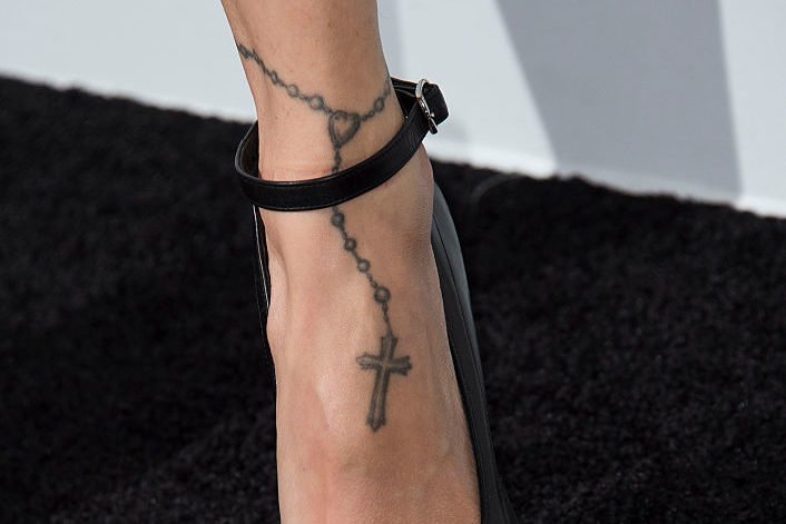 Tattoo kreuz männer unterarm 