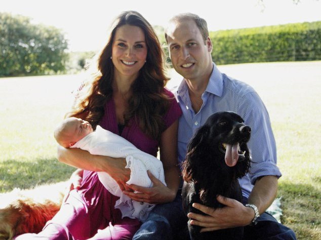 Kate Middleton, Prinz William und Prinz George im Garten der Middletons Kate Middleton, Prinz William und Prinz George im Garten der Middletons