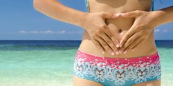 Frau mit flachem Bauch am Strand Frau mit flachem Bauch am Strand