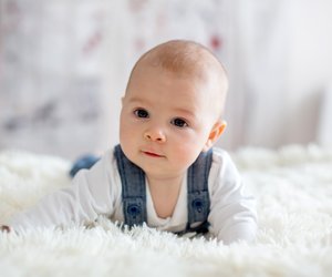 14 tolle Spielzeuge für Babys aus Alltagsgegenständen