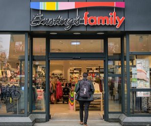 Stylisch in den Frühling: Jetzt die neuen hellbeigen Sneaker bei Ernsting's family sichern