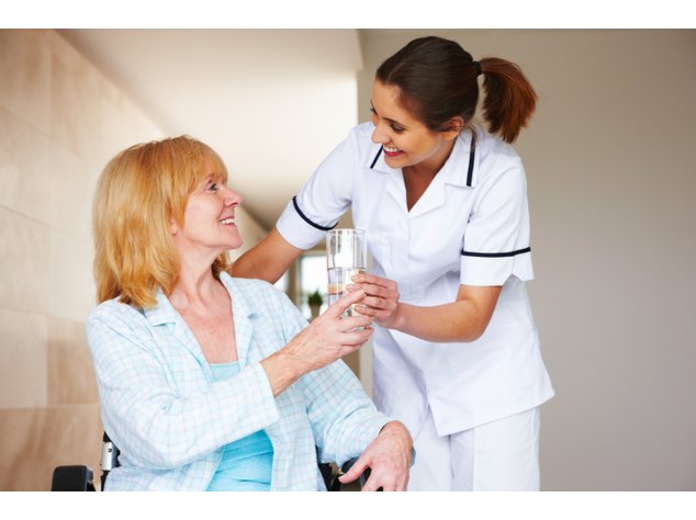 Krankenschwester mit Patientin Krankenschwester mit Patientin