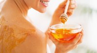 Honig gegen Pickel: DIY-Rezepte für reine Haut