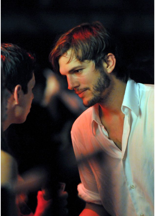Ashton Kutcher in einem weißen Hemd. Ashton Kutcher in einem weißen Hemd.