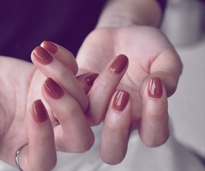 Zum Anbeißen! „Toasty Nails“ sind DER Nagellack-Hit im Herbst 2025