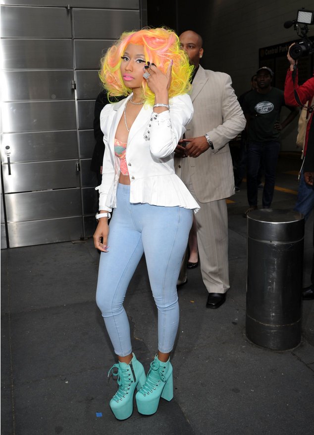 Nicki Minaj mit buten Haaren Nicki Minaj mit buten Haaren
