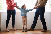 Kind zwischen den Eltern Kind zwischen den Eltern