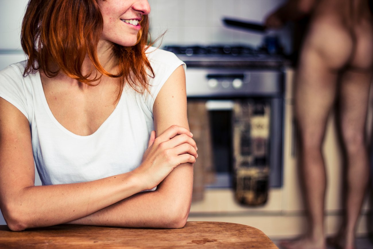 Wer gemeinsam den Staubwedel schwingt, kocht und einkauft, landet öfter im Bett, so das Ergebnis einer Studie. Wer gemeinsam den Staubwedel schwingt, kocht und einkauft, landet öfter im Bett, so das Ergebnis einer Studie.