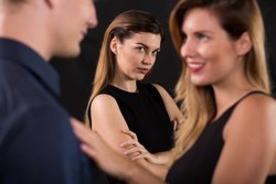 Mann flirtet mit anderer Frau Mann flirtet mit anderer Frau