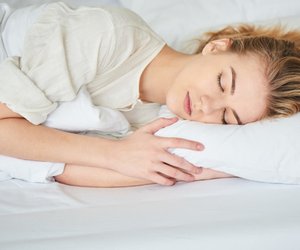 Zucken beim Einschlafen: Das sind die wahren Ursachen!