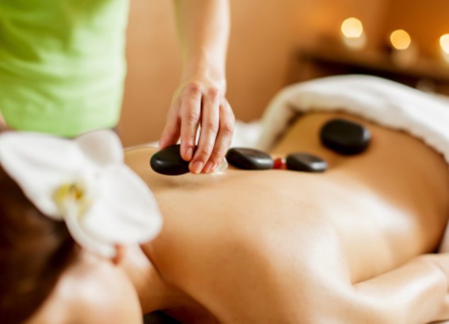Hot Stone Massage bei einer Frau Hot Stone Massage bei einer Frau