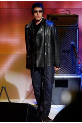 Unter schicker Mode verstehen wir etwas anderes, als das was uns der zuk�¼nftige Designer von Pretty Green Liam Gallagher hier pr�¤sentiert. Unter schicker Mode verstehen wir etwas anderes, als das was uns der zuk�¼nftige Designer von Pretty Green Liam Gallagher hier pr�¤sentiert.