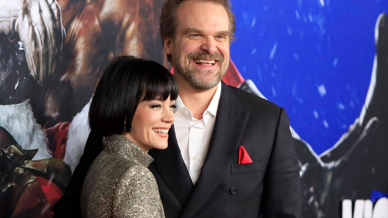 Lilly Allen und David Harbour 2022 bei der Violent Night Premiere in Los Angeles.